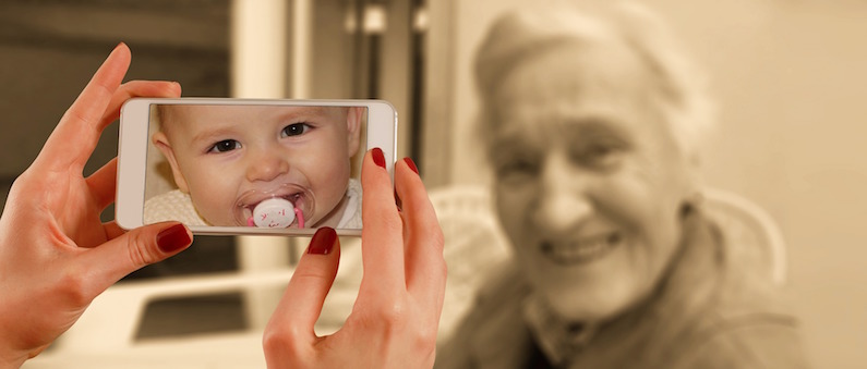 An elderly woman being photographed, representing the aging of Brazil's population.